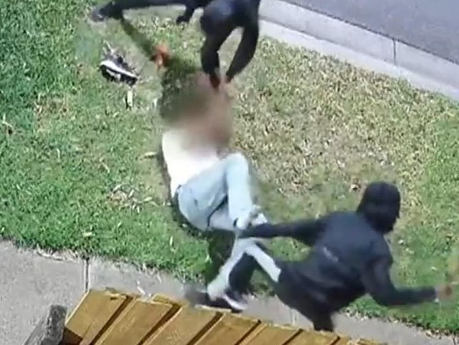 澳Uber司机家门口遭一伙人围殴,被捅多刀!妻子和7个孩子目睹满身鲜血(组图) - 4