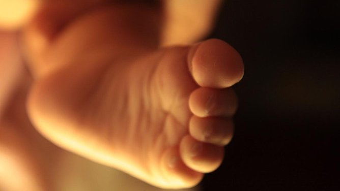 震惊!澳3周大男婴疑遭生父虐杀,警方:伤痕多到“数不清”(组图) - 1