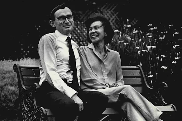结婚50年没洗过衣服！前新州州长Bob Carr痛失华裔爱妻，七旬高龄独自学生活（组图） - 2