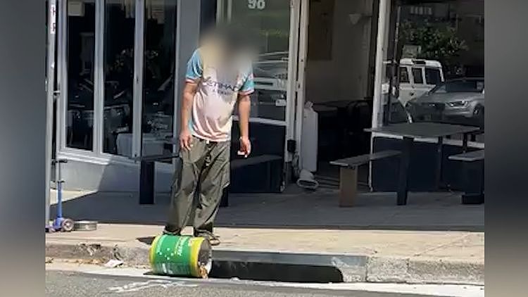 悉尼知名面包店员工往排水沟倒油被曝光！商家：已开除（组图） - 1