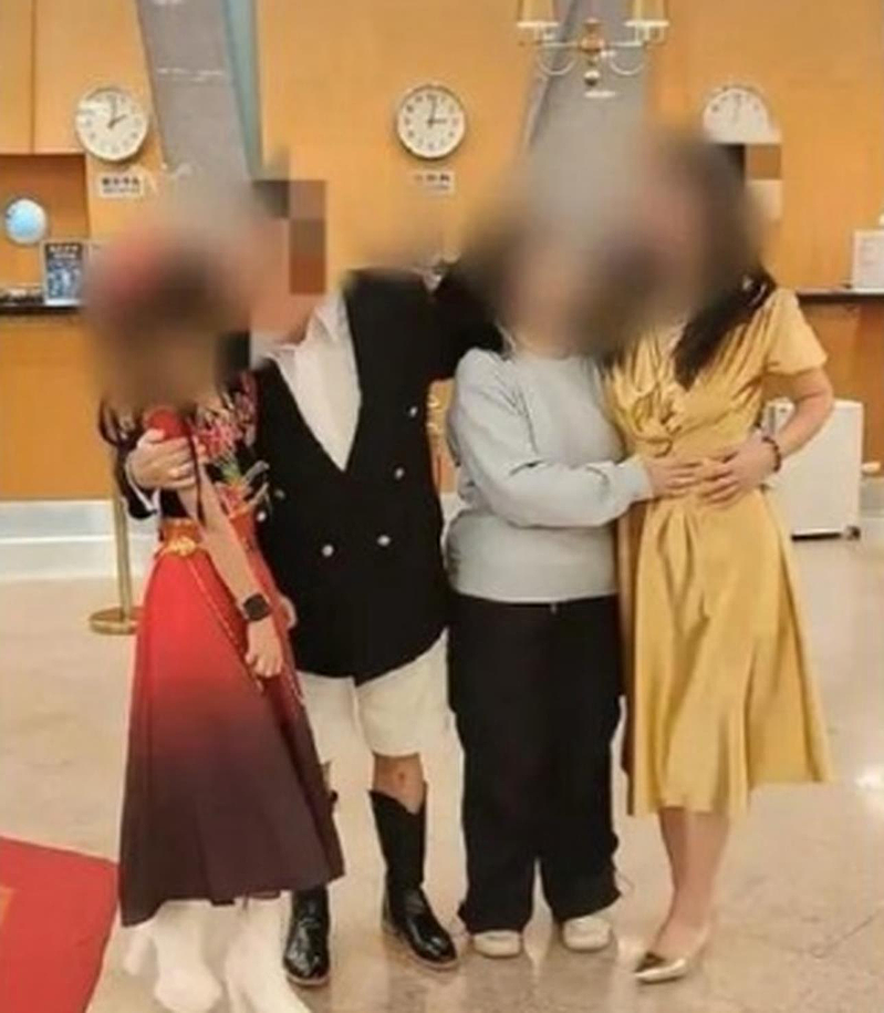 10岁女童遭6旬继父强吻搂腰，亲妈竟称是玩笑（图） - 1