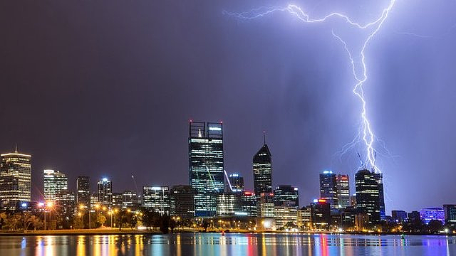 突发强雷暴!珀斯三人遭雷电击中,3000户家庭断电(图) - 2