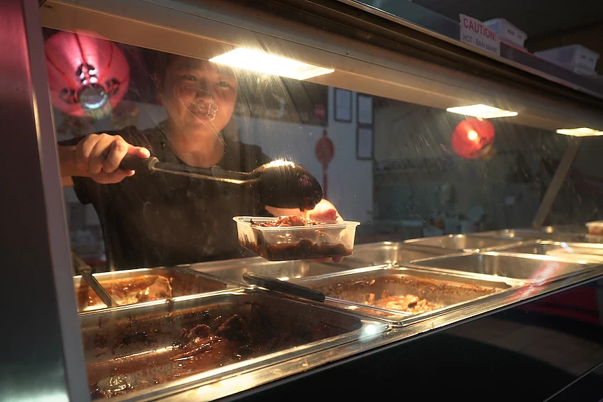 澳中餐厅主厨遭持械抢劫，员工恐慌掀离职潮！餐厅被迫停业（组图） - 2