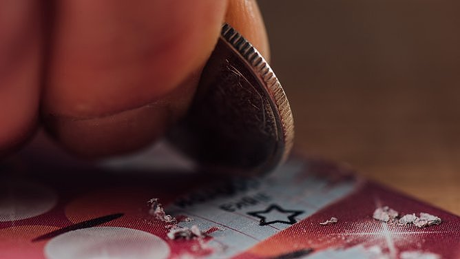 死死攥紧手提包！澳洲夫妻喜中刮刮乐$25万大奖，还清房贷再全家出游（图） - 1
