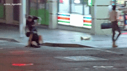 “差点被锤死！”澳CBD发生恶性持锤袭击案，亚裔游客被砸成重伤，涉案少年落网（组图） - 2
