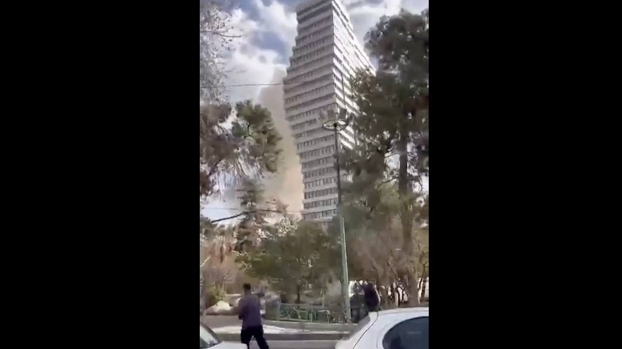 以美联手空袭伊朗:德黑兰情报总部冒浓烟,多名高级官员据报丧生(组图) - 1