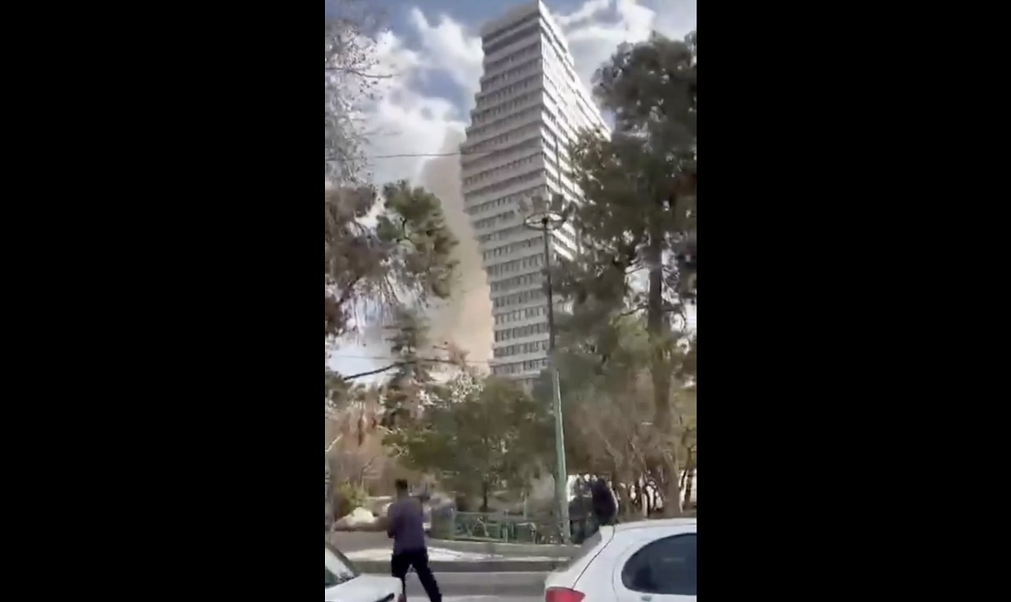 以美联手空袭伊朗:德黑兰情报总部冒浓烟,多名高级官员据报丧生(组图) - 3