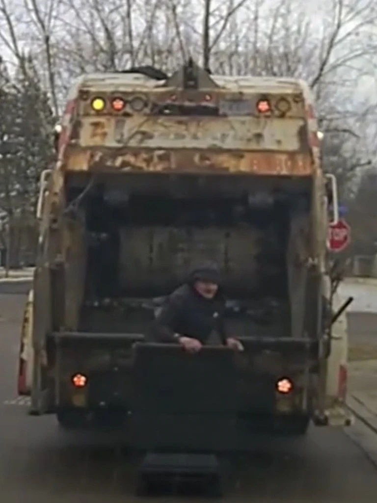 逃犯躲进垃圾桶遇清运工“开箱”被抓，全网爆笑！澳洲也曾上演“地道战” - 1