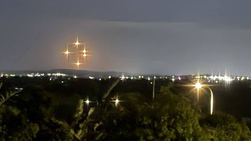 “快跑!”新州夜空突现神秘橙色光球,真相竟是...(组图) - 1