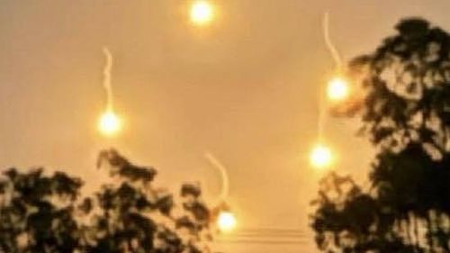 “快跑!”新州夜空突现神秘橙色光球,真相竟是...(组图) - 2