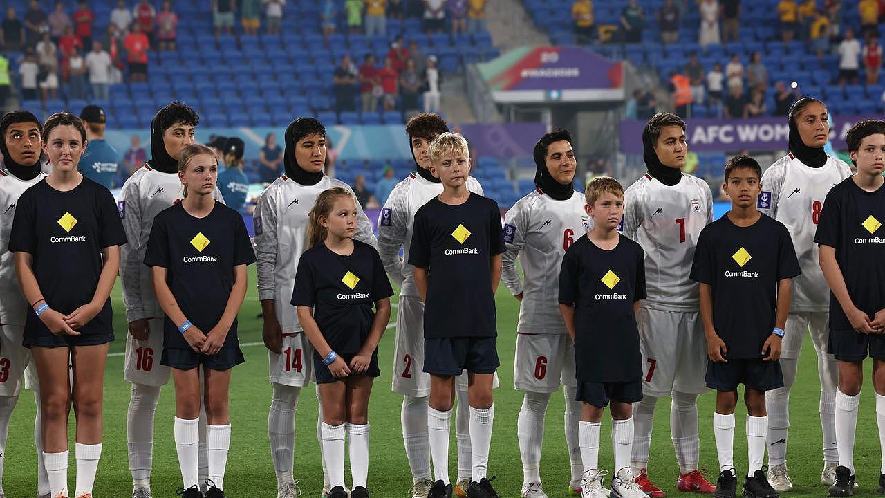 亚洲杯首秀伊朗女足集体拒唱国歌，引发国际舆论（视频/组图） - 2