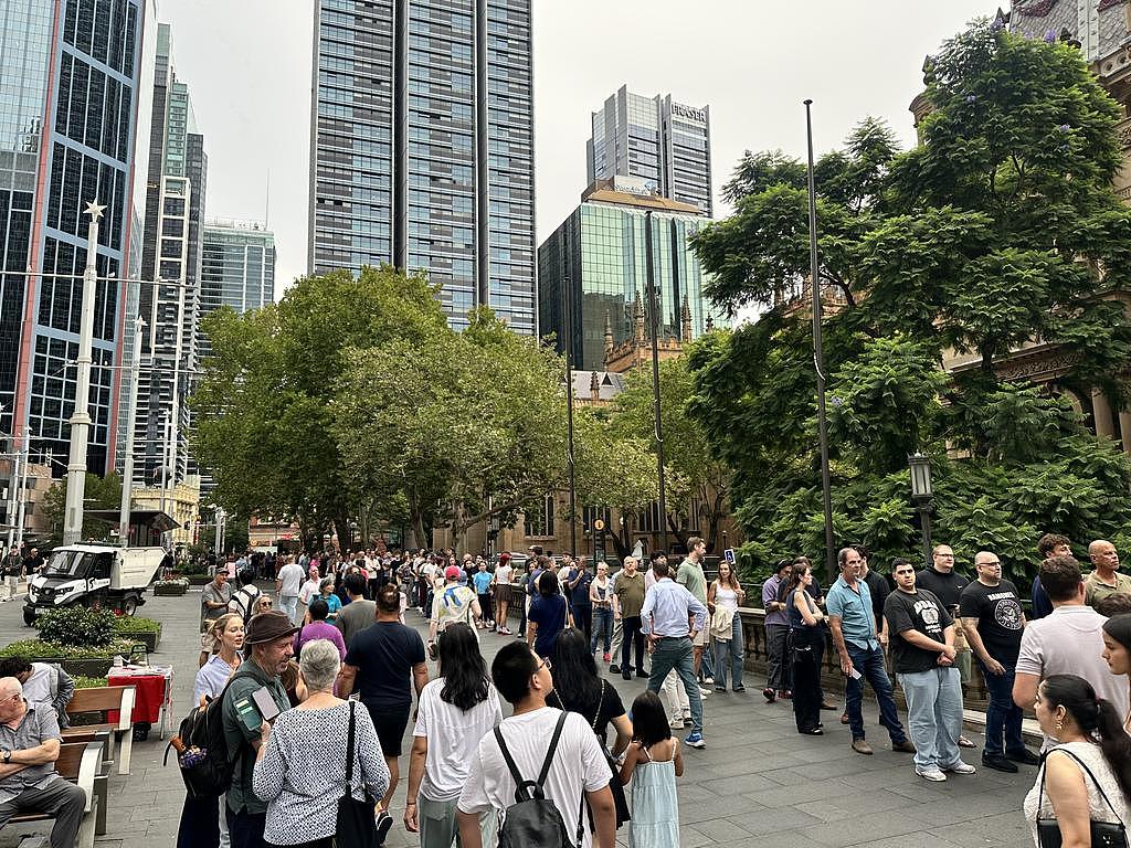悉尼上千人深夜街头排长队，不看演唱会只为听他演讲：澳洲贫富差距正拉大，房价飞涨令年轻人绝望 - 1