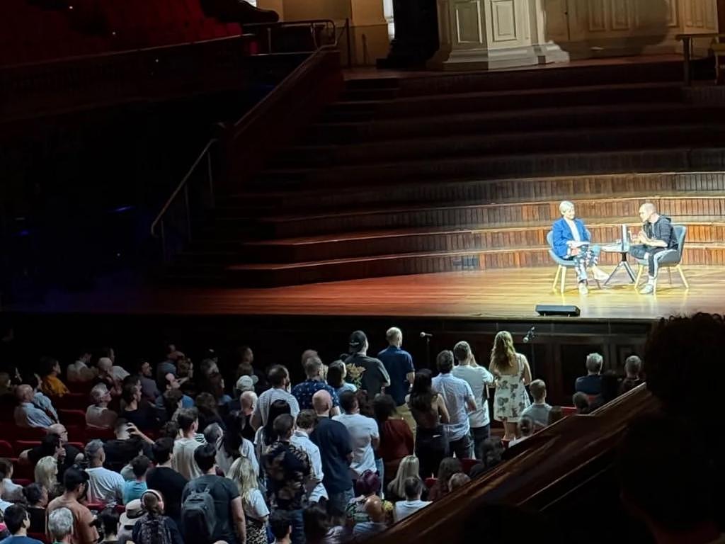 悉尼上千人深夜街头排长队，不看演唱会只为听他演讲：澳洲贫富差距正拉大，房价飞涨令年轻人绝望 - 3