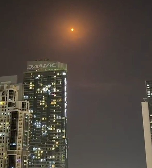 迪拜遭导弹连环轰炸！澳洲基地被击中，五星级酒店起火（组图） - 1