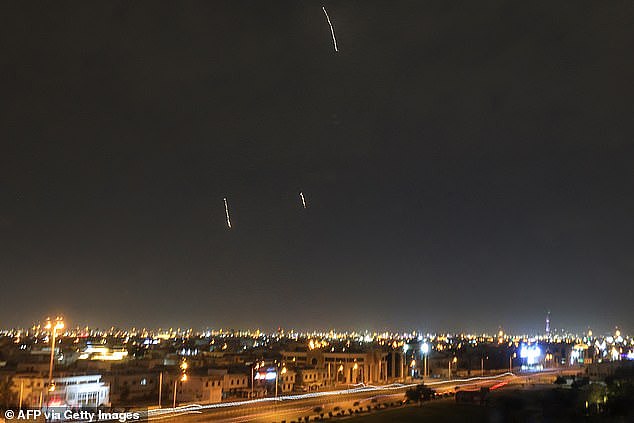 迪拜遭导弹连环轰炸！澳洲基地被击中，五星级酒店起火（组图） - 3