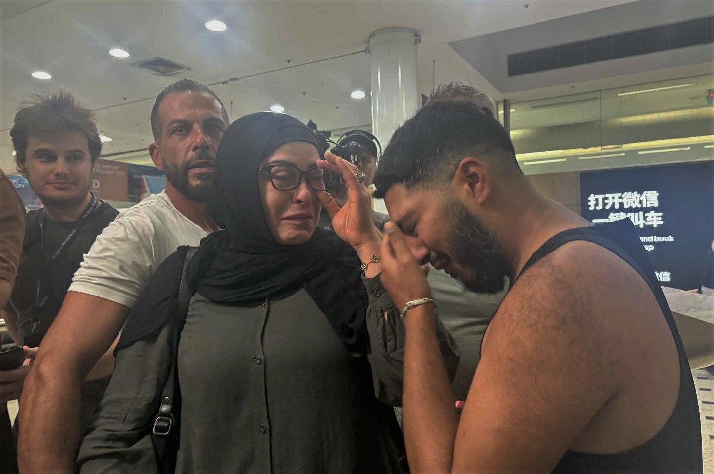 “睡觉都胆战心惊” 首架迪拜撤侨航班飞抵悉尼,华人女生:激动之情难以言表(组图) - 3