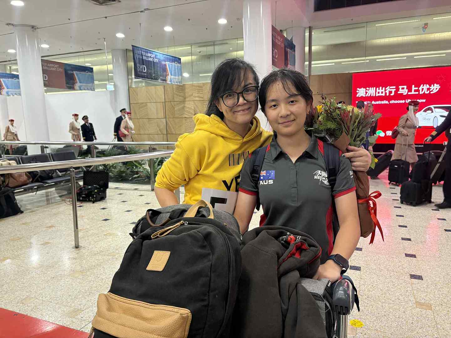 “睡觉都胆战心惊” 首架迪拜撤侨航班飞抵悉尼,华人女生:激动之情难以言表(组图) - 4