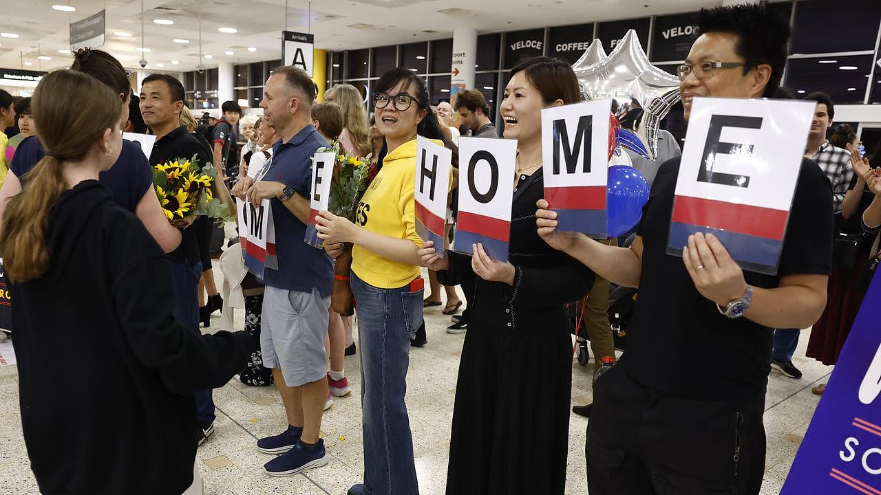 首架撤侨航班平安抵澳,仍有11.5万澳人滞留中东!黄英贤:正考虑包机方案(组图) - 1