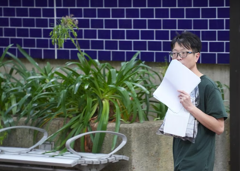 香港中文大学教授在澳被捕！购买全套校服假扮学生，混入多所名校偷拍（组图） - 2