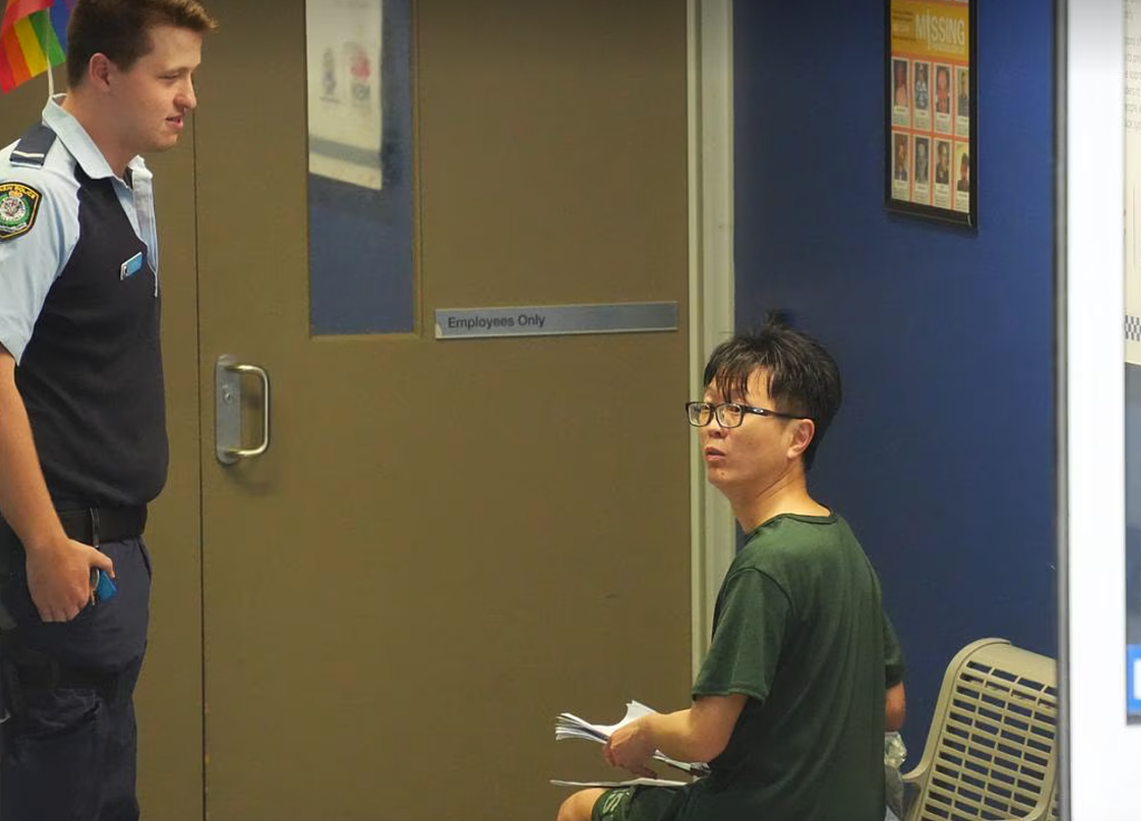 香港中文大学教授在澳被捕！购买全套校服假扮学生，混入多所名校偷拍（组图） - 3