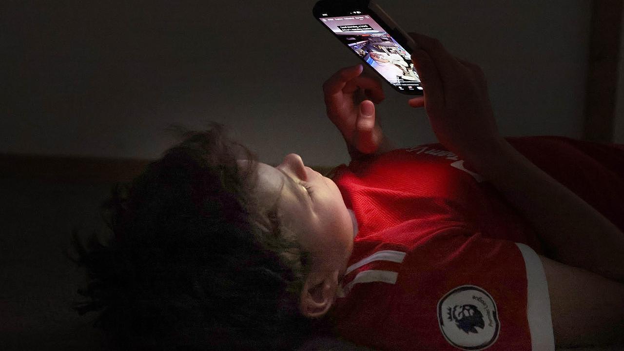 澳洲社媒禁令形同虚设？7成青少年仍违规使用，家长怒斥科技巨头“手上沾满鲜血”（组图） - 4