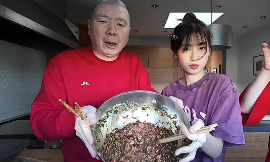 67岁冯小刚赴美送学，脸贴脸喊养女“宝儿”，曾花60万为她矫牙 - 2