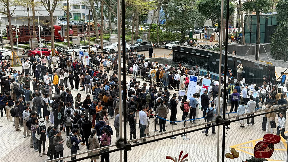 “养虾”热潮席卷中国！腾讯大厦近千人排队抢装OpenClaw（图） - 1
