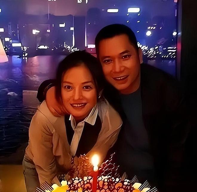 欠债10亿！黄有龙砸重金办新加坡身份，女儿竟成赵薇口碑救星 - 7