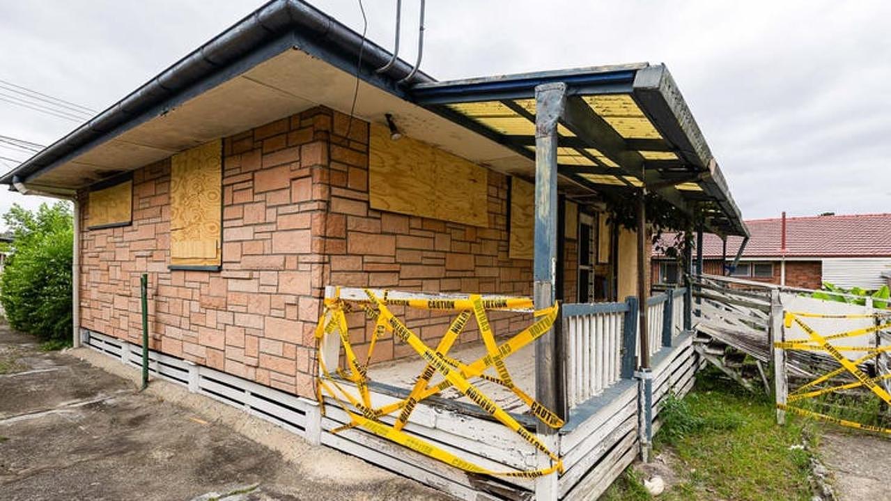 垃圾遍地,根本没法住!澳洲“破烂屋”竟遭40人疯抢,$128万成交(组图) - 7