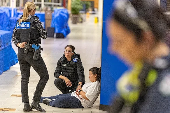 100多名警员深夜集结澳洲商场!警方模拟枪击与砍人,应对“可能”级别的恐袭威胁(组图) - 4