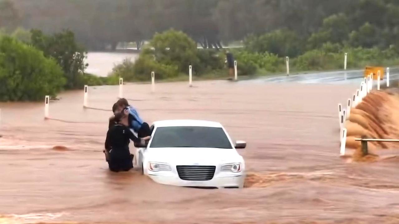 昆州多地爆发毁灭性洪灾:居民连夜紧急撤离,数十所学校被迫关闭(组图) - 2