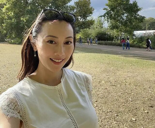 香港知名女星晒丰满身材,故意穿小号泳装...(组图) - 5