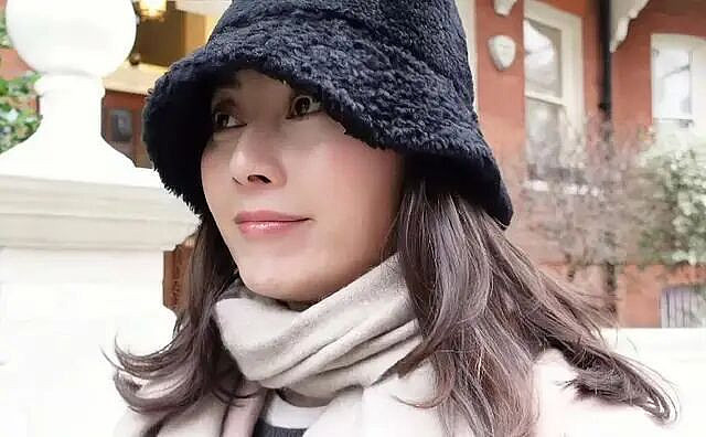 香港知名女星晒丰满身材,故意穿小号泳装...(组图) - 4