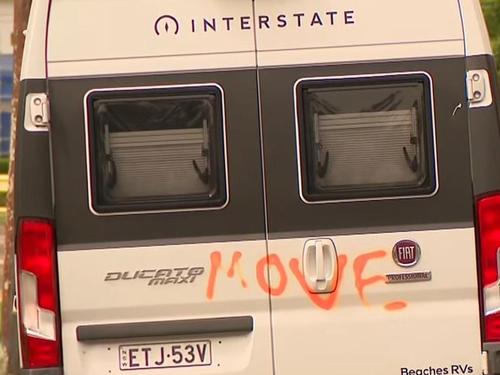 “MOVE!”悉尼北部海滩多辆违停船只和房车被涂鸦(组图) - 1