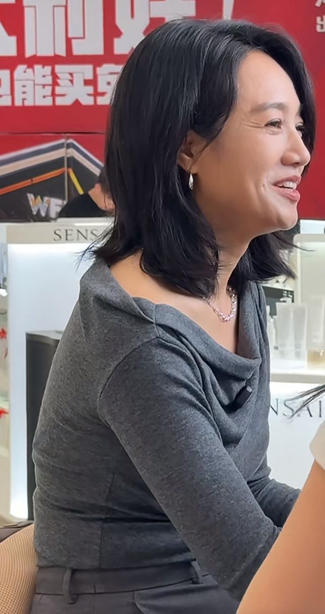 海南偶遇朱丹，本人不显年轻腰粗肚子大，被说除职业跟普通人一样（组图） - 1