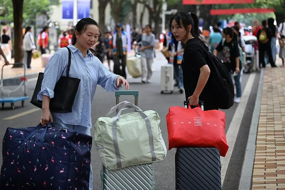 年轻人一边选择“断亲”,一边争当“全职儿女”(图) - 1