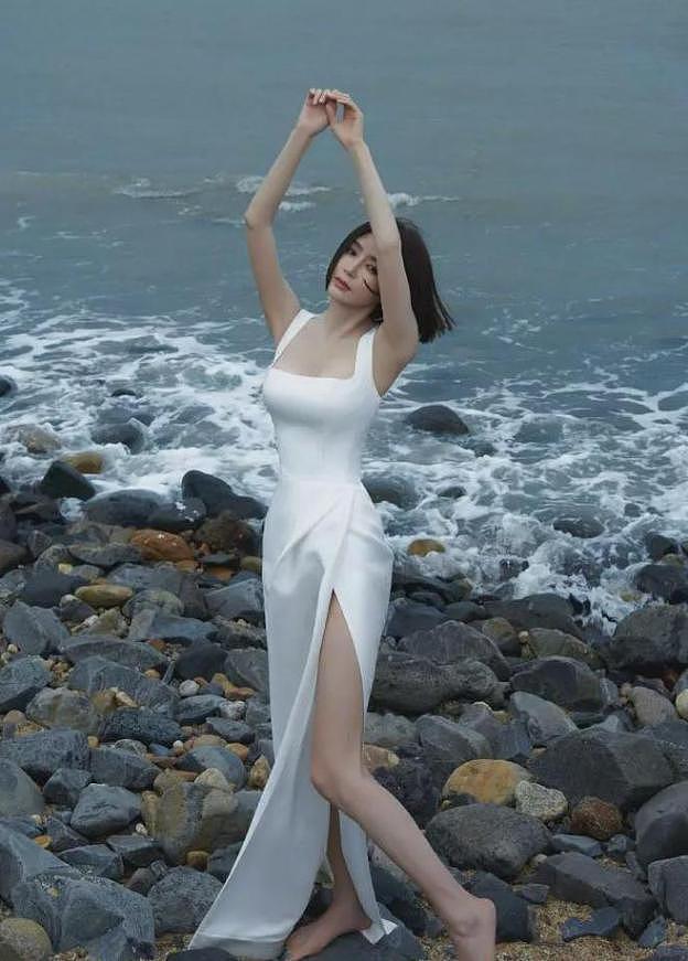“秦岚”的湿身照曝光!大热天穿吊带+紧身裤玩水(组图) - 2