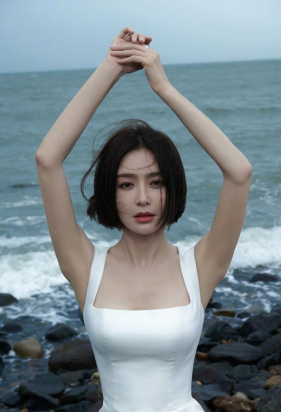 “秦岚”的湿身照曝光!大热天穿吊带+紧身裤玩水(组图) - 4