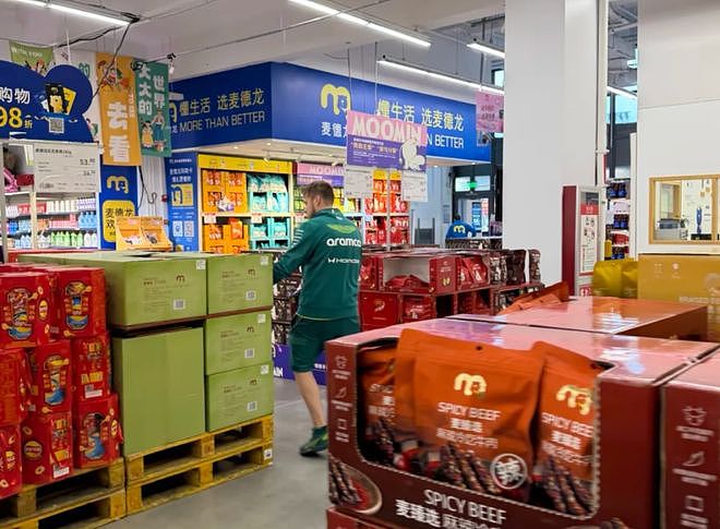 上海人最近太爽了吧!出门偶遇明星像开盲盒!周冠宇回家,胡彦斌野餐...这也太顶了(组图) - 6