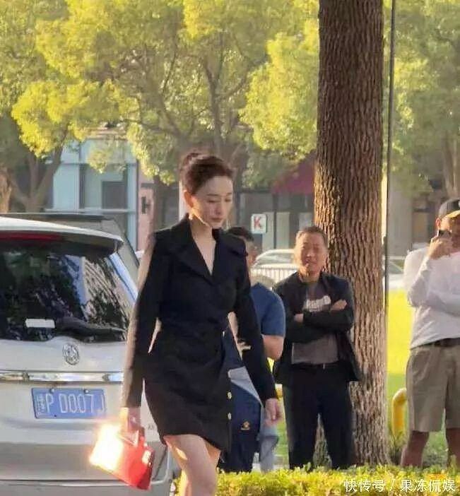 47岁李小冉街头生图，路人大叔看呆（组图） - 1