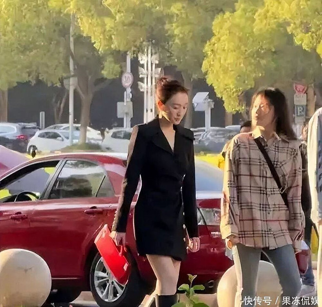 47岁李小冉街头生图，路人大叔看呆（组图） - 2