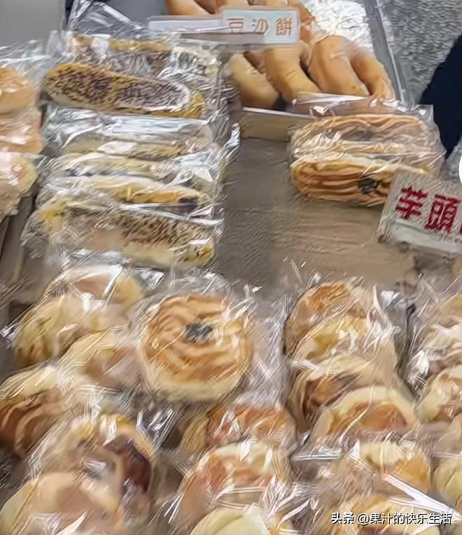 筱梅产后十五天，和小菲逛夜市买夜宵，网友：完全忘了大S！（组图） - 2