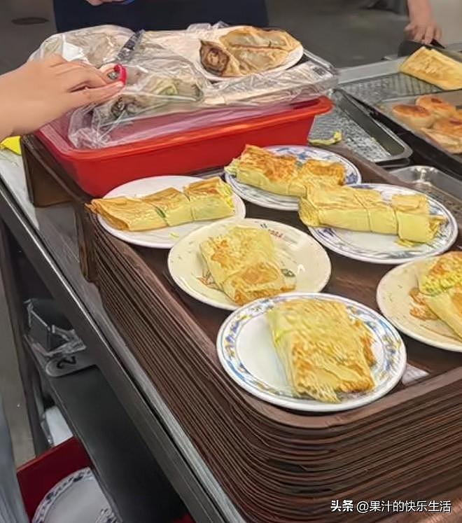 筱梅产后十五天，和小菲逛夜市买夜宵，网友：完全忘了大S！（组图） - 3