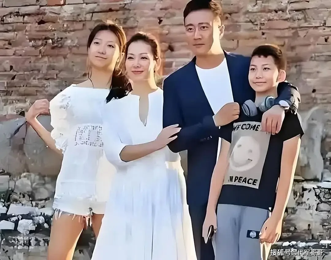 57岁胡军近况曝光！与卢芳结婚26年零绯闻（组图） - 4