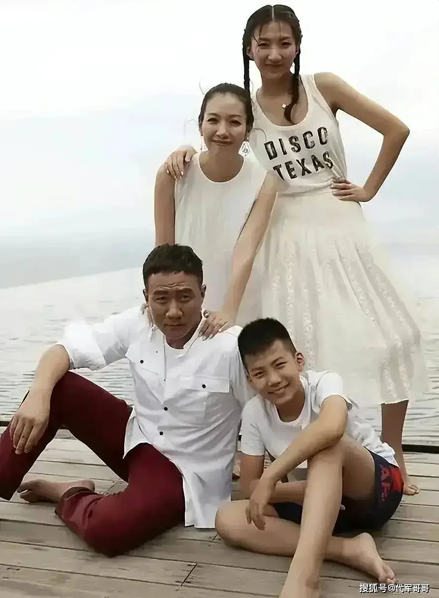 57岁胡军近况曝光！与卢芳结婚26年零绯闻（组图） - 5