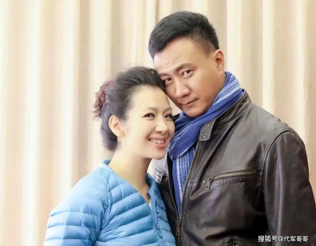 57岁胡军近况曝光！与卢芳结婚26年零绯闻（组图） - 7