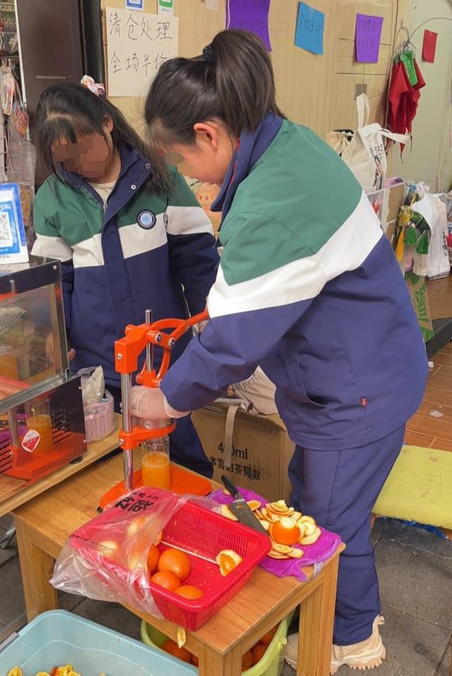 12岁女孩花4万压岁钱开店，日薪100元雇亲妈打工引热议（组图） - 2