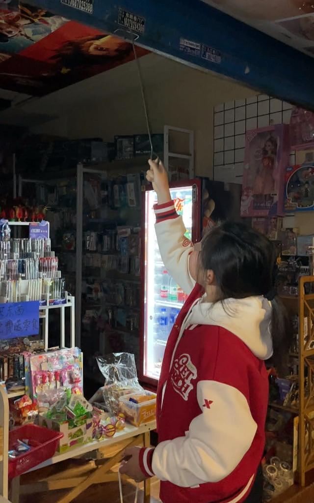 12岁女孩花4万压岁钱开店，日薪100元雇亲妈打工引热议（组图） - 3