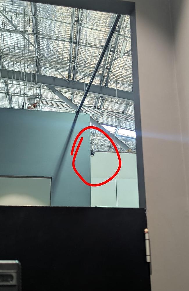 澳洲知名零售店试衣间惊现摄像头？顾客当场崩溃！网友怒喷“太恶心”（组图） - 1