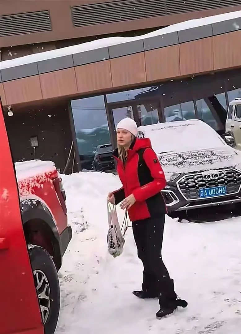 49岁撒贝宁带娃去新疆滑雪，父亲暴瘦满头白发，素颜妻子美到失语（组图） - 8